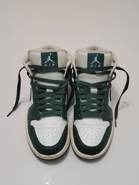 Jordan 1 Mid Sneakers